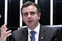 "Governo deve aceitar dividir lucros da Petrobras com a população", diz o presidente do Senado  